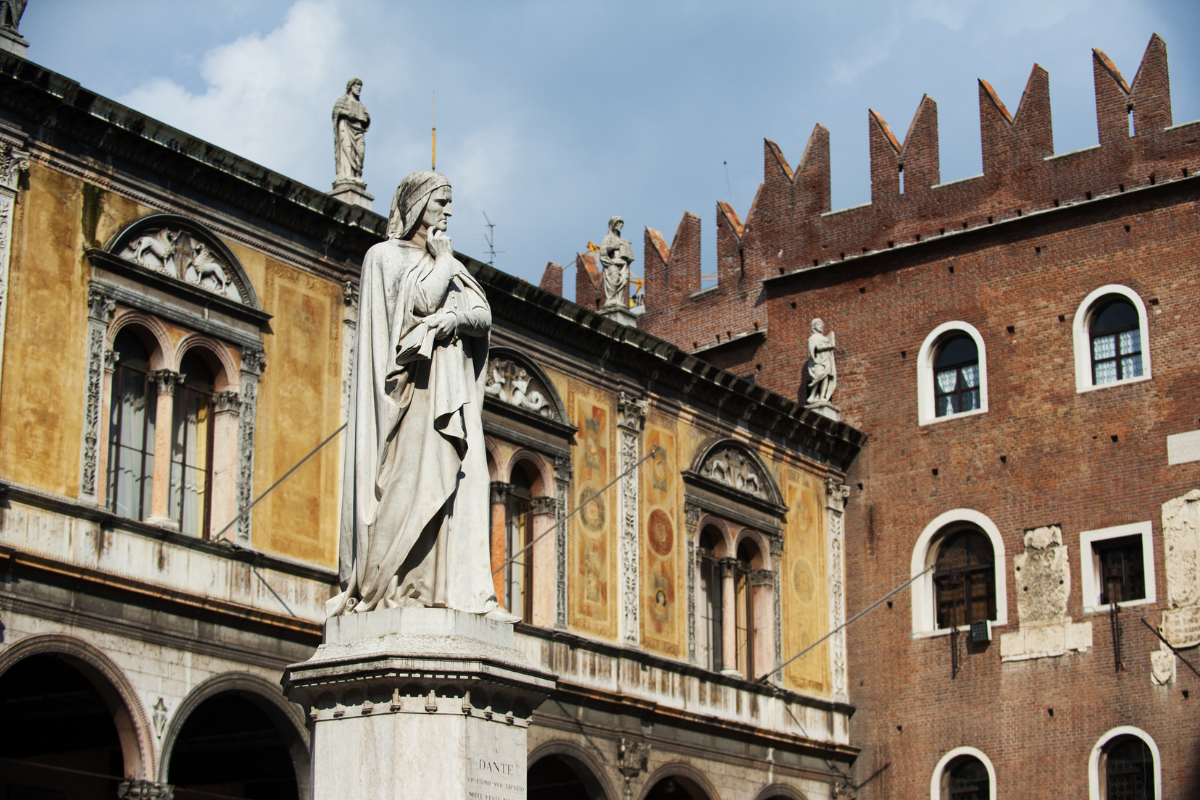 Stature of Dante Alighieri in Piazza Dante